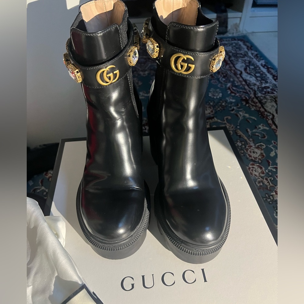 Ankle boots in shinny black leather with detachable ankle strap with crystals. - Picture 5 of 6